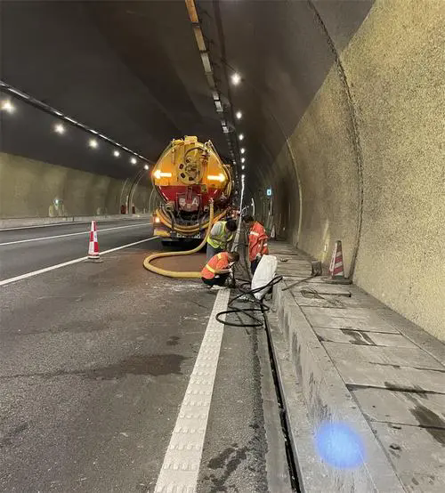 金溪隧道排水渠清淤